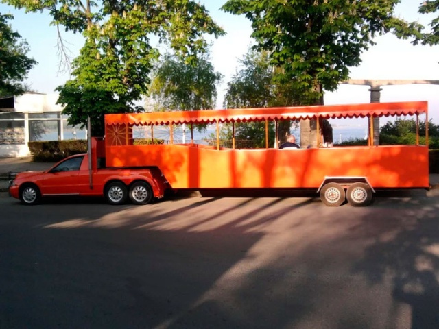 Audi A4 With Six Wheels And Fifth Wheel Hitch (6 pics)