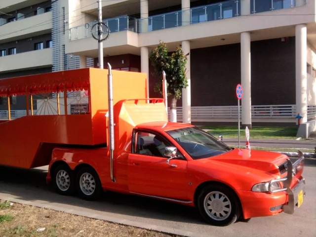 Audi A4 With Six Wheels And Fifth Wheel Hitch (6 pics)