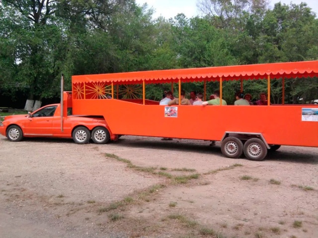 Audi A4 With Six Wheels And Fifth Wheel Hitch (6 pics)