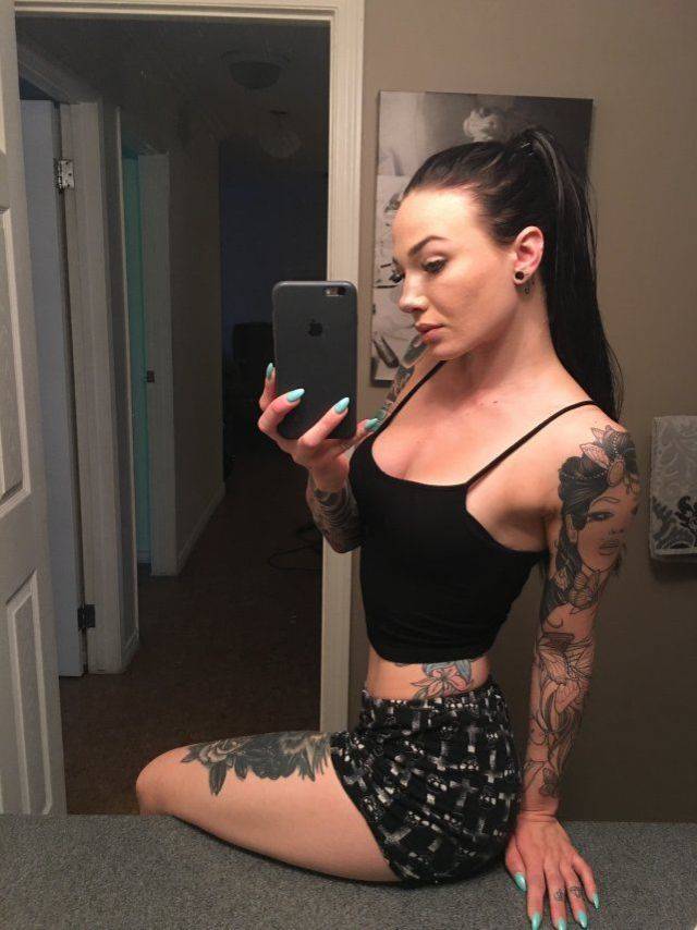 Hot Girls Taking Mirror Selfies (37 pics)