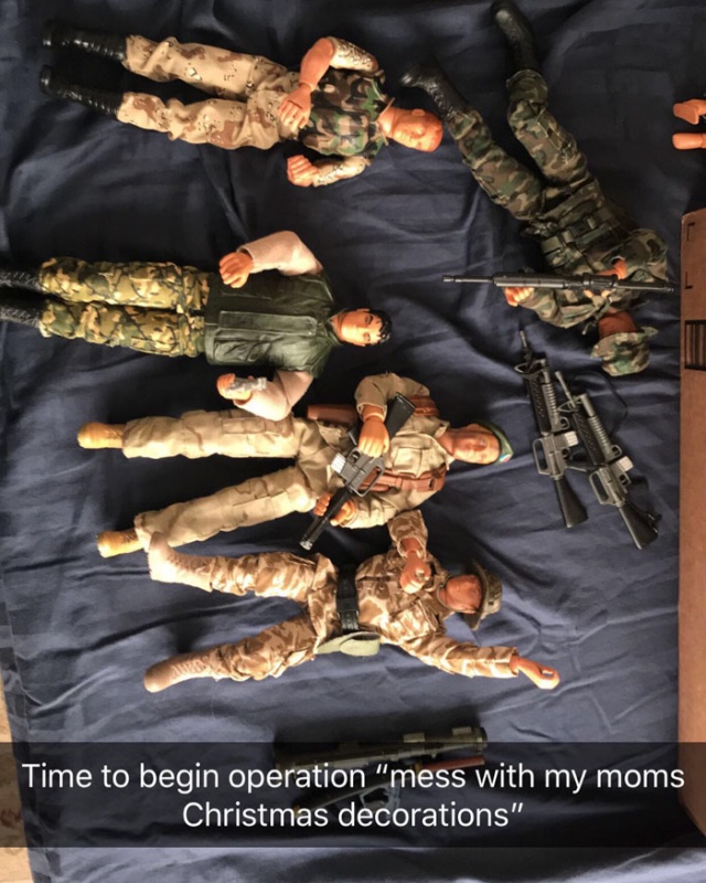 Every Christmas This Guy ‘Improves’ His Mom’s Christmas Decorations With His Soldier Figurines And It’s Hilarious (17 pics)