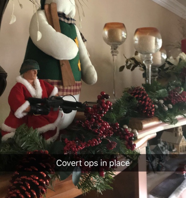 Every Christmas This Guy ‘Improves’ His Mom’s Christmas Decorations With His Soldier Figurines And It’s Hilarious (17 pics)