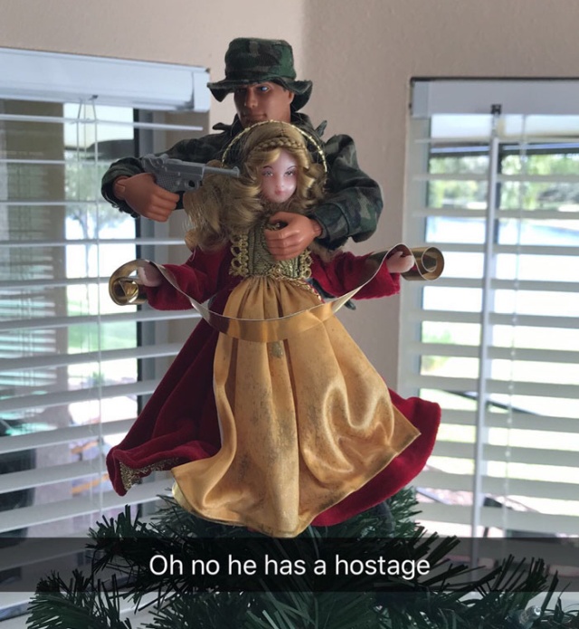 Every Christmas This Guy ‘Improves’ His Mom’s Christmas Decorations With His Soldier Figurines And It’s Hilarious (17 pics)