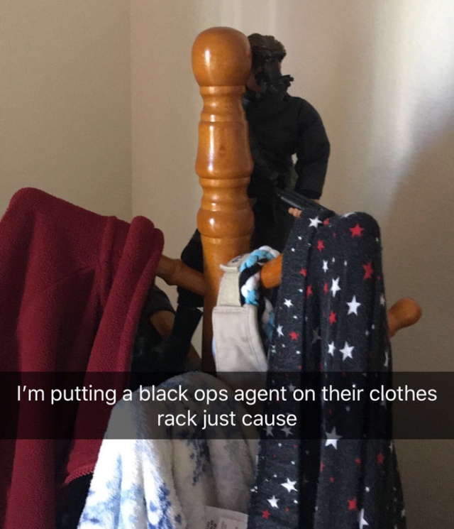 Every Christmas This Guy ‘Improves’ His Mom’s Christmas Decorations With His Soldier Figurines And It’s Hilarious (17 pics)
