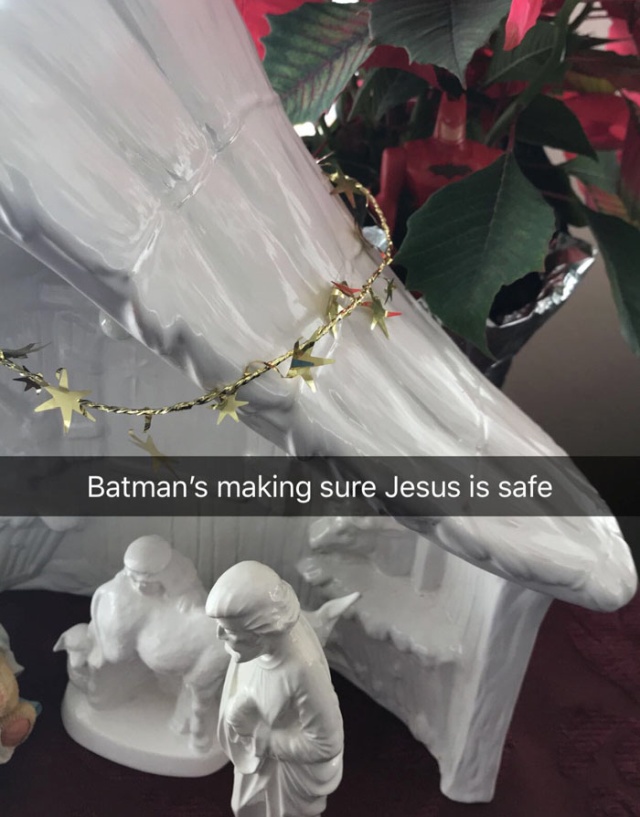Every Christmas This Guy ‘Improves’ His Mom’s Christmas Decorations With His Soldier Figurines And It’s Hilarious (17 pics)