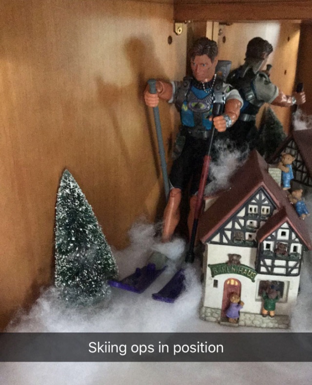 Every Christmas This Guy ‘Improves’ His Mom’s Christmas Decorations With His Soldier Figurines And It’s Hilarious (17 pics)