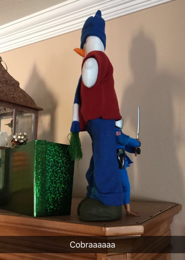 Every Christmas This Guy ‘Improves’ His Mom’s Christmas Decorations With His Soldier Figurines And It’s Hilarious (17 pics)