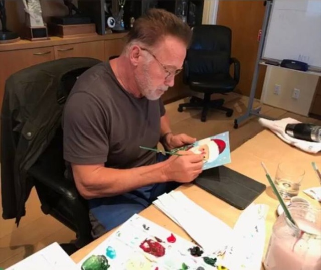 Arnold Schwarzenegger Makes Christmas Cards (3 pics)