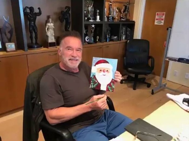 Arnold Schwarzenegger Makes Christmas Cards (3 pics)