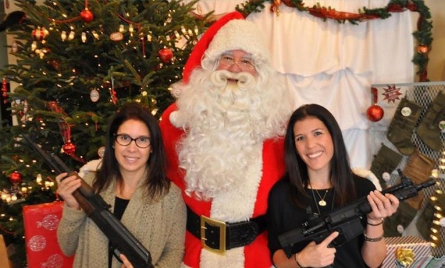 Americans And Their Weapons On Christmas (15 pics)
