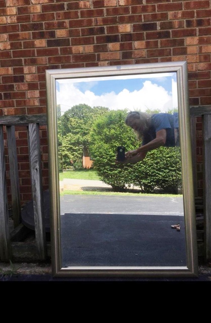 People Who Are Trying To Sell Mirrors Look Funny (20 pics)