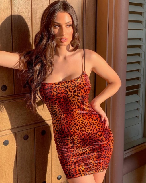 Girls In Tight Dresses (32 pics)