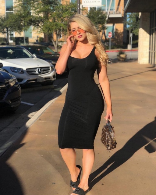 Girls In Tight Dresses (32 pics)