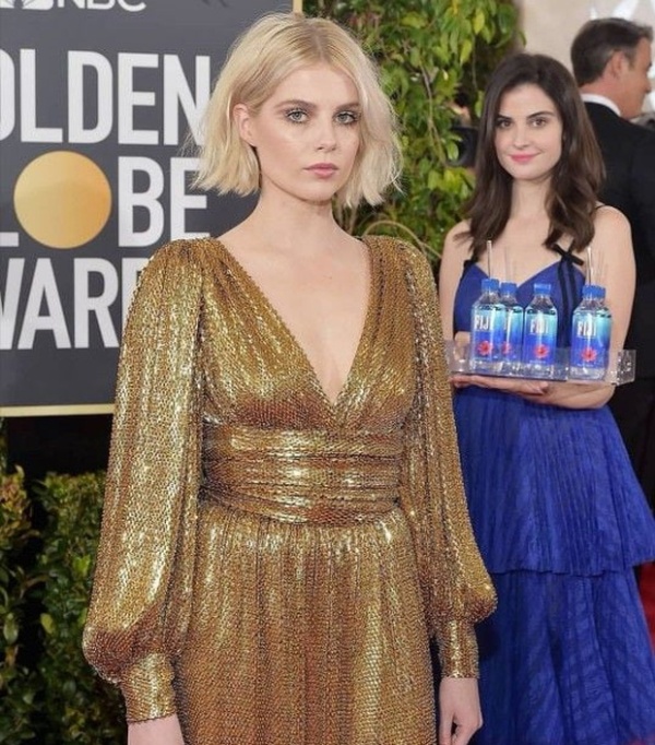 This Girl Was Photobombing Golden Globe Guests (11 pics)
