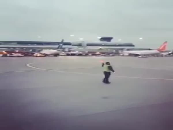 Toronto Airport Worker Adds Some Dance Moves To His Job