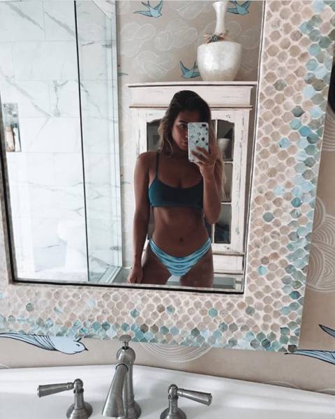 Girls And Mirrors (31 pics)