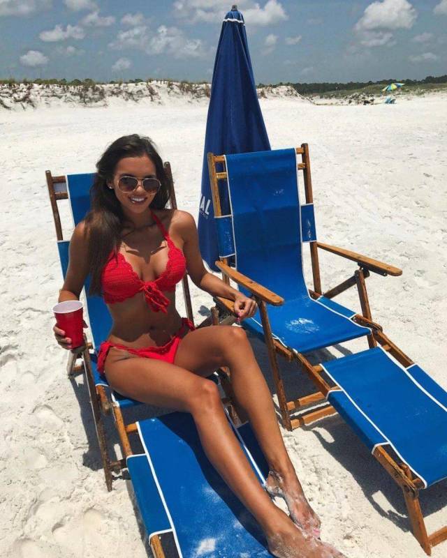 Girls In Bikinis (50 pics)