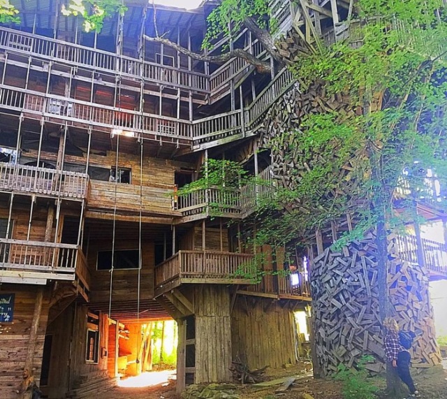 Tennessee 10-Story Tree House With 80 Rooms (11 pics)