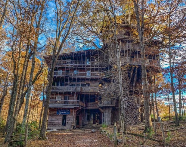 Tennessee 10-Story Tree House With 80 Rooms (11 pics)