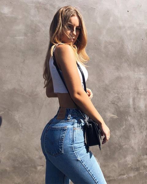Girls In Tight Jeans (51 pics)