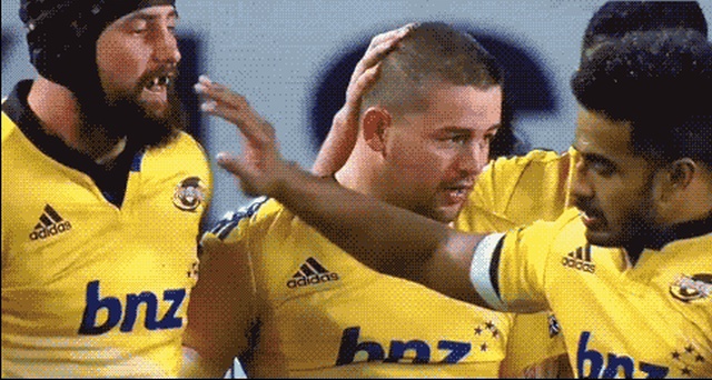 High Five Fails (14 gifs)