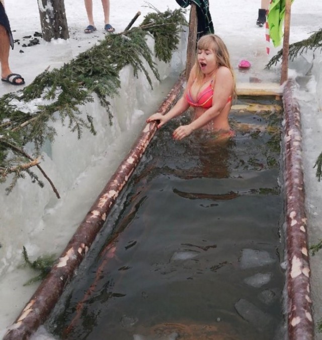 Ice Swimming In Russia. Hot Girls Edition (30 pics)