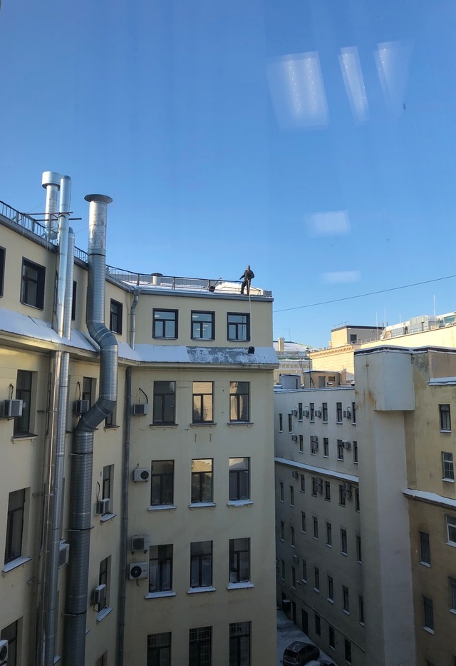 Snow Removal From Roofs In Russia (3 pics)