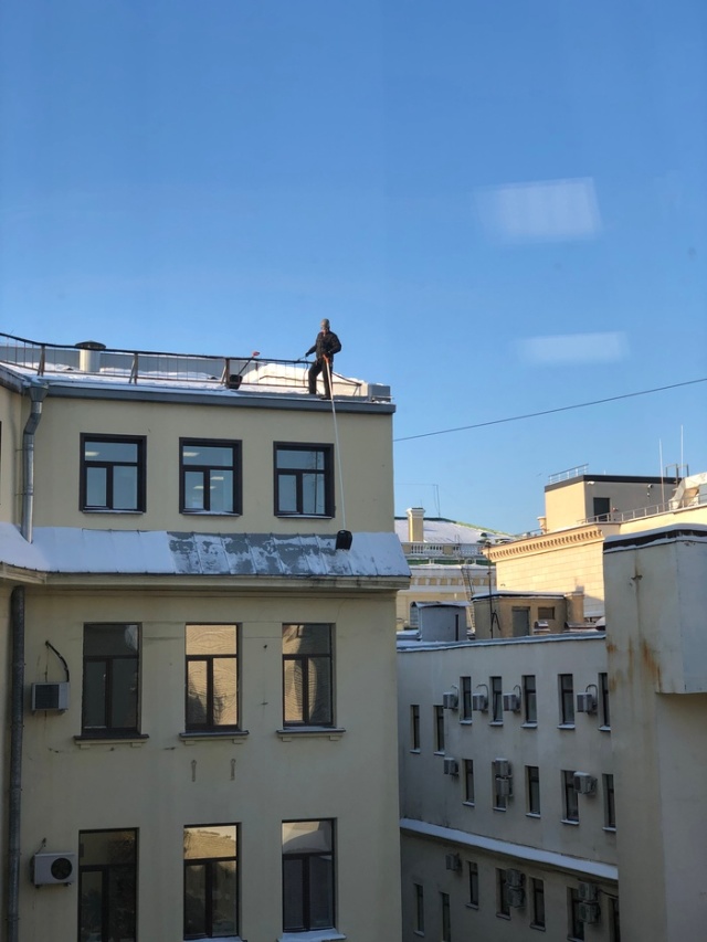 Snow Removal From Roofs In Russia (3 pics)