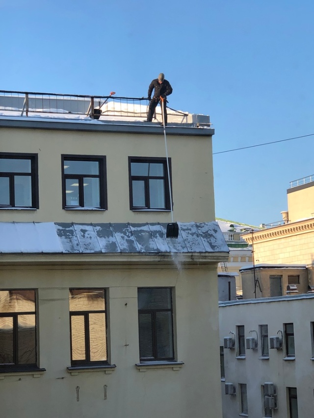 Snow Removal From Roofs In Russia (3 pics)