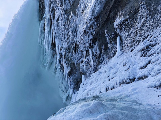 Waters at Niagara Falls Have Frozen (7 pics)