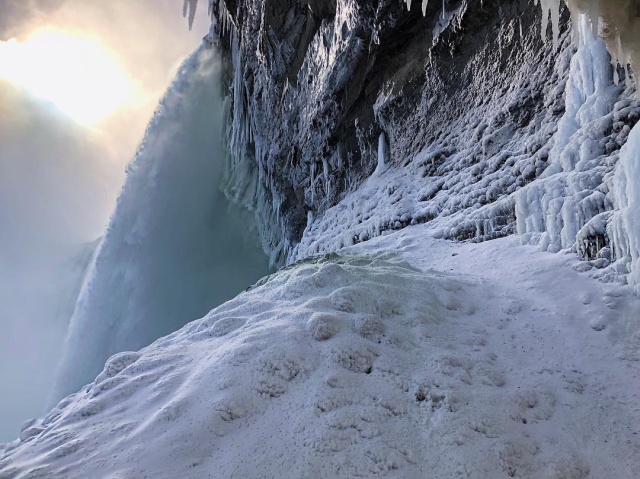 Waters at Niagara Falls Have Frozen (7 pics)