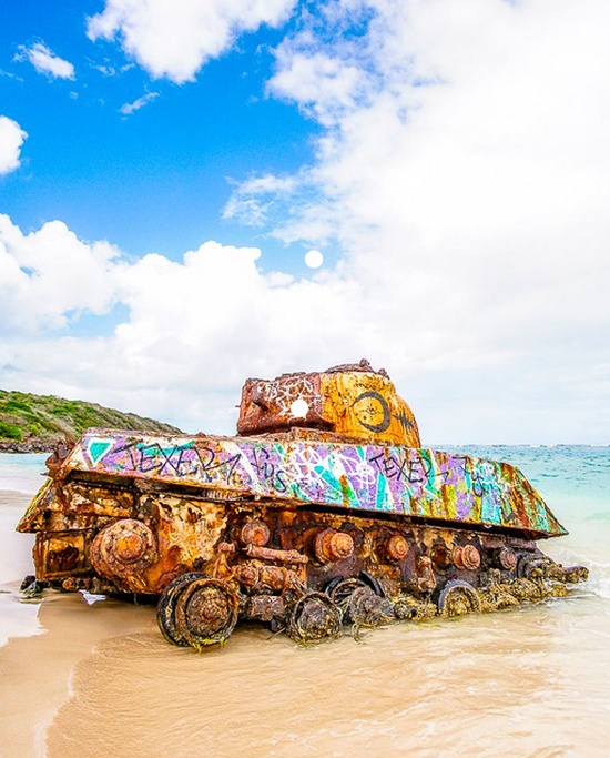 Painted Tanks At Flamenco Beach (Puerto Rico) (10 pics)