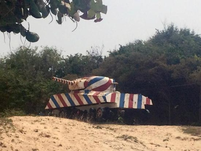 Painted Tanks At Flamenco Beach (Puerto Rico) (10 pics)
