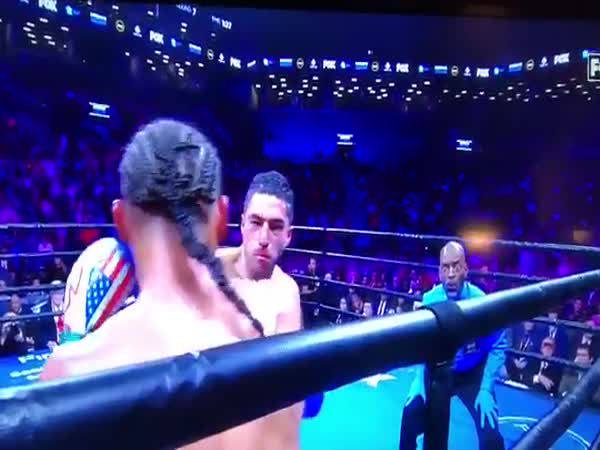 Boxing Referee With A Perfect Reaction To The Situation