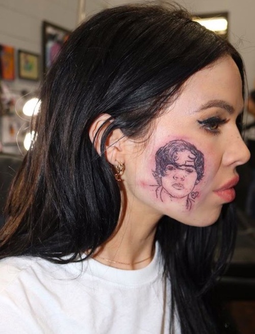 Singer Kelsy Karter Got A Tattoo Of Harry Styles On Her Face (3 pics)