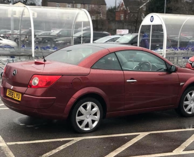 How To Turn Renault Megane Into A Mercedes (3 pics)