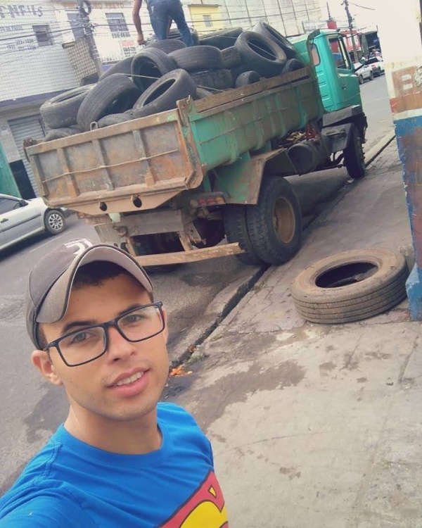 Brazilian Guy Finds The Perfect Use For Discarded Old Tires (10 pics)