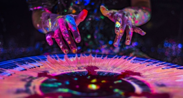 A Hypnotizing Potter’s Wheel Under Ultraviolet Light (19 pics)
