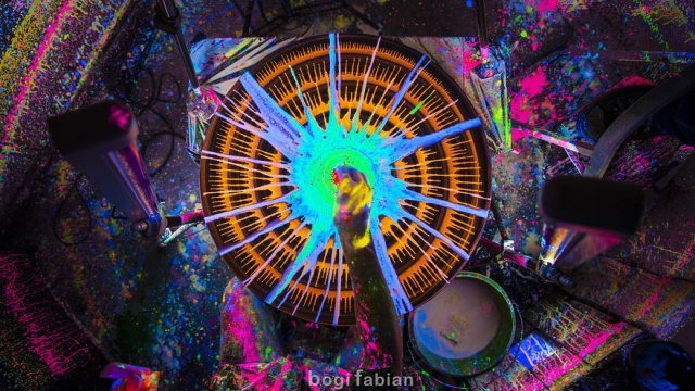A Hypnotizing Potter’s Wheel Under Ultraviolet Light (19 pics)
