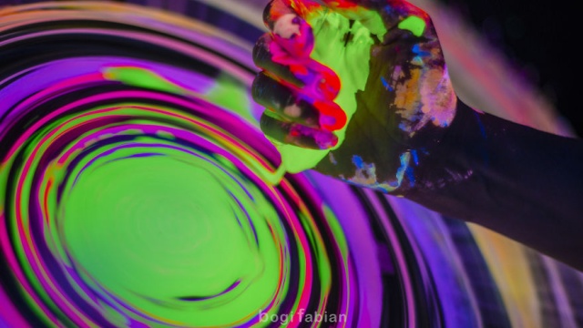 A Hypnotizing Potter’s Wheel Under Ultraviolet Light (19 pics)