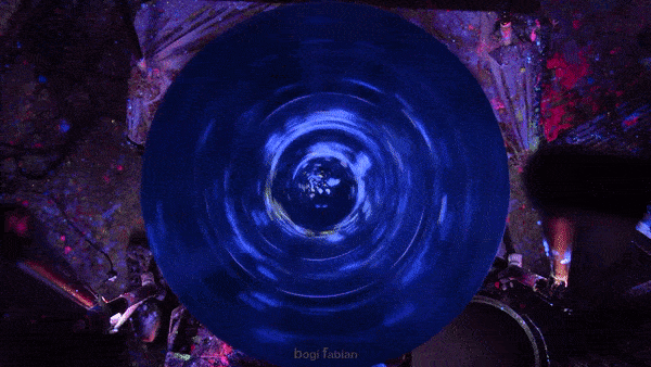A Hypnotizing Potter’s Wheel Under Ultraviolet Light (19 pics)