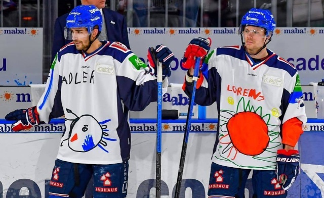 German Hockey Players Come Out In Uniform With A Design Painted By Children (6 pics)