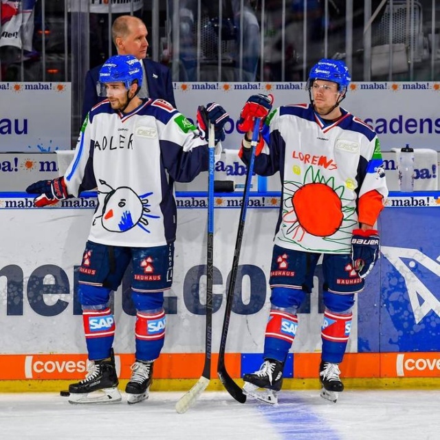 German Hockey Players Come Out In Uniform With A Design Painted By Children (6 pics)