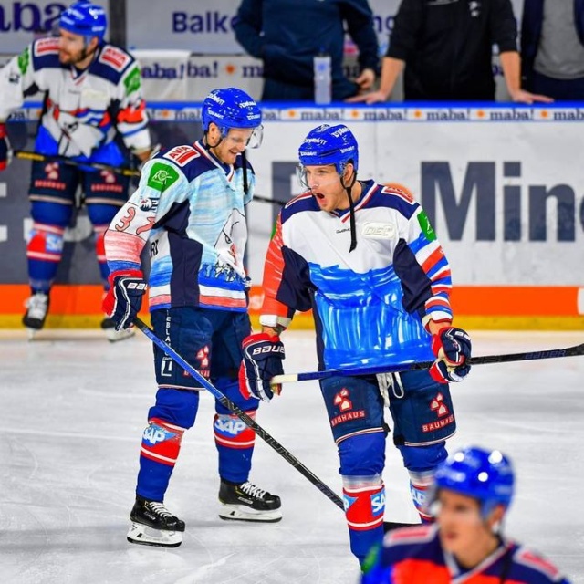 German Hockey Players Come Out In Uniform With A Design Painted By Children (6 pics)