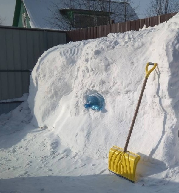 Snow House (8 pics)