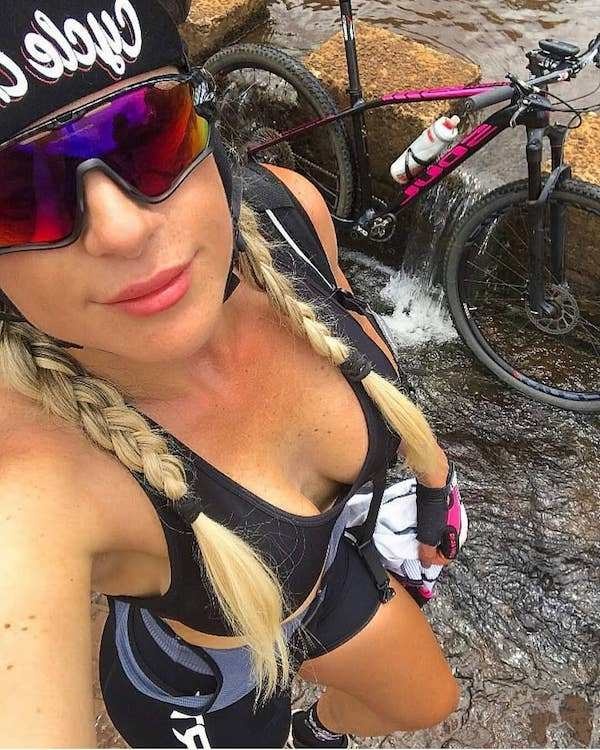 Hot Bicycle Girls (24 pics)