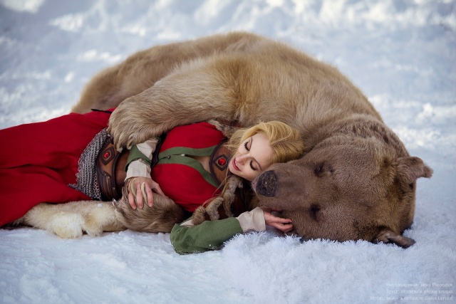 Girl And A Bear (11 pics)