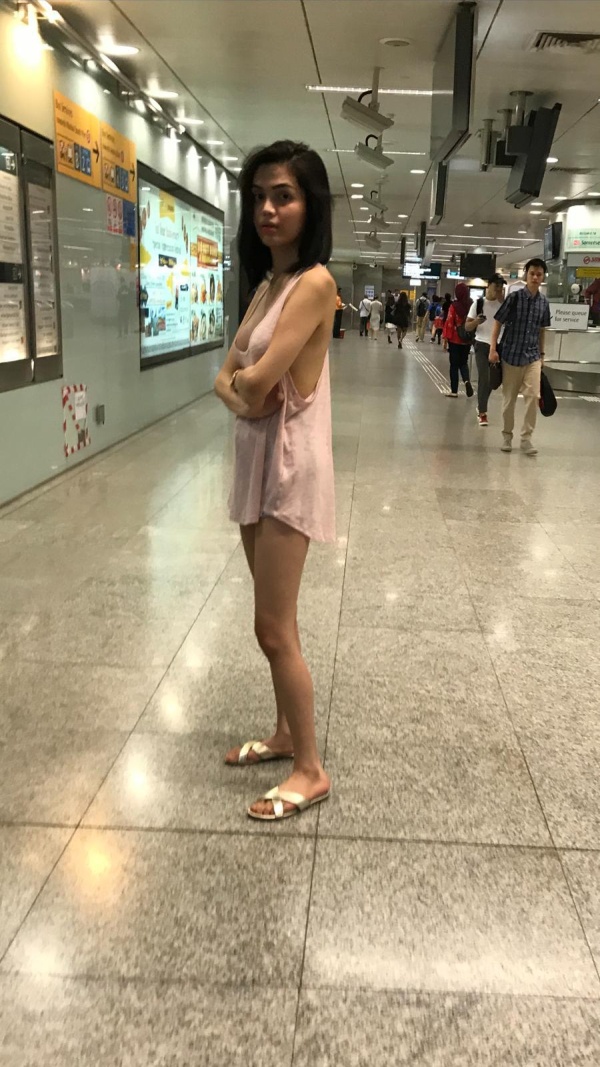 Hot Girl Wearing a Hot Dress or a T-Shirt (6 pics)