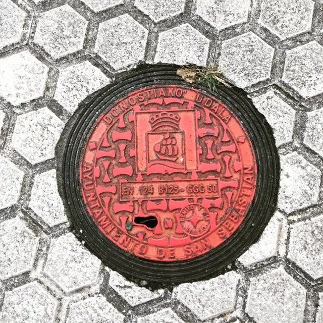 Manhole Art (27 pics)