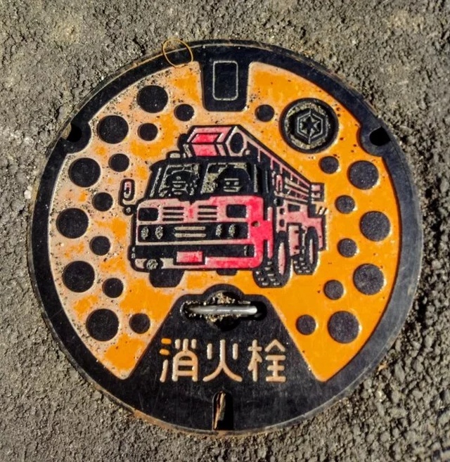 Manhole Art (27 pics)